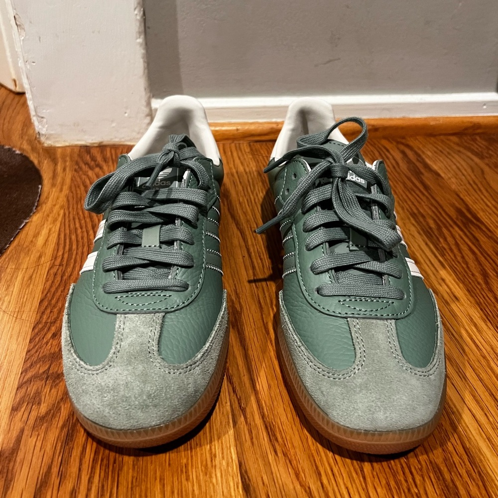 Adidas Samba OG in green leather and suede. Only used once. Almost brand new